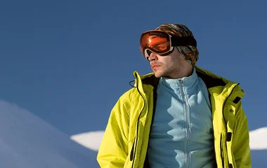 Homem vestindo roupas de fleece