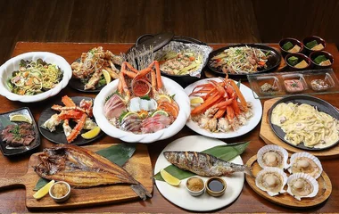 Mesa com pratos da gastronomia japonesa.