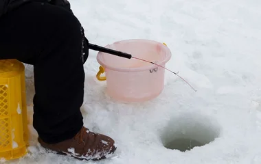 Pessoa pescando no gelo.