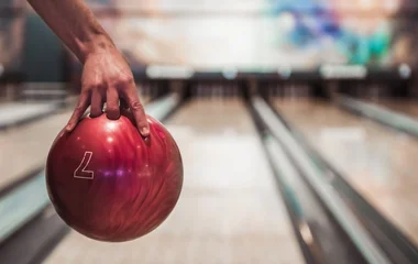 Pessoa segurando bola de boliche