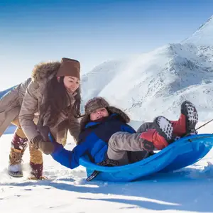 Adulto e criança se divertindo na neve.