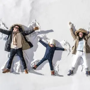 Família se divertindo na neve.