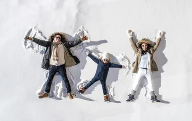 Família se divertindo na neve.