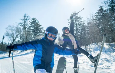 Família se divertindo na neve