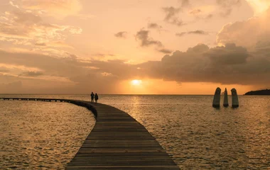 Vista de um pier no por do sol