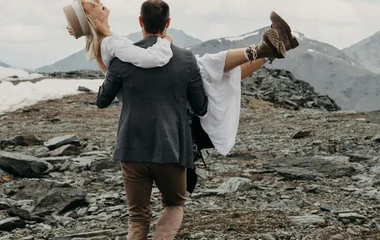 Casal caminhando juntos