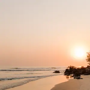 Por do sol em praia no Senegal