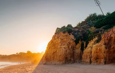 Praia durante o por do sol em Portugal.