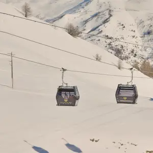Teleférico en estación de esquí.