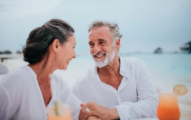 Casal de adultos 60+ na praia