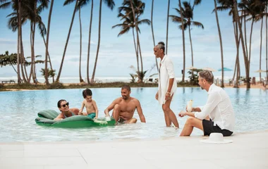 Família se divertindo em uma piscina no resort Club Med