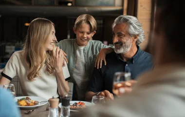 Criança, mãe e avó em restaurante do resort.