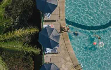 visão de cima de família em piscina