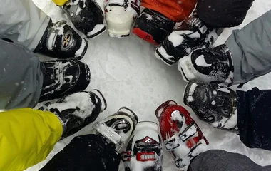 Mulher escolhendo bota pra esquiar.