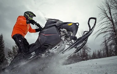 Homem praticando snowcross