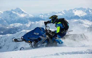 Homem praticando snowmobile.