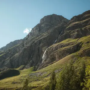 montanhas verdes nos alpes europeus