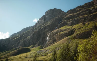 visão dos alpes cobertos com verde no verão
