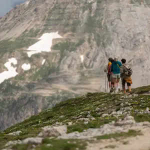 pessoas caminhando nas montanhas