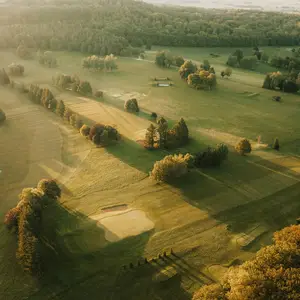 vista de cima de grande campo de golf