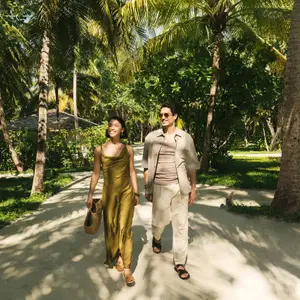 Casal andando de mãos dadas