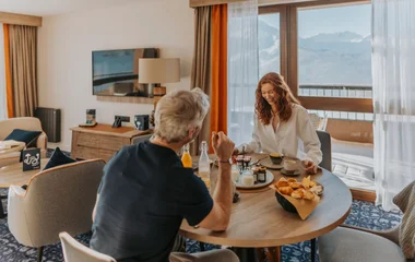 Casal tomando café da manhã na suíte na suíte.