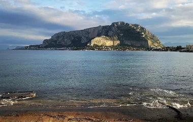 Praia em Palermo, na Itália.