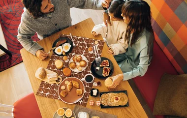 Família comendo no restaurante do resort.