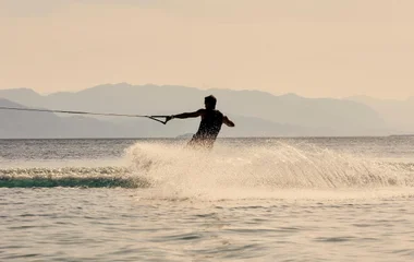 homem praticando ski aquático