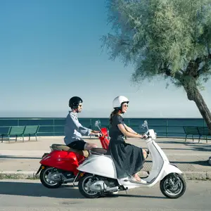 Casal andando de moto scouter