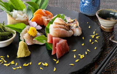 prato com peixes crus e comida japonesa