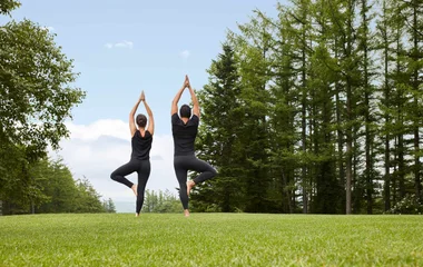 casal praticando movimentos de ioga