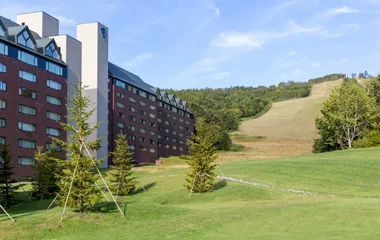 resort cercado por árvores e gramado verde