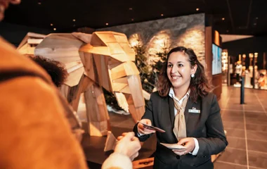 G.O do Club Med sorrindo ao recepcionar os hóspedes.