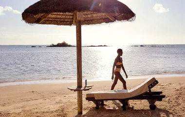 mulher de biquíni saindo do mar