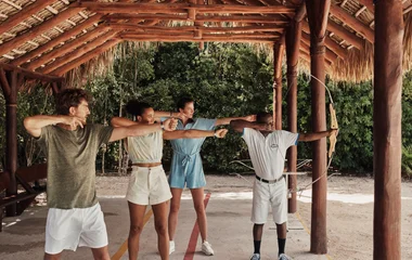 Pessoas praticando arco e flecha.