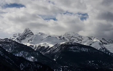 montanhas nevadas em meio as nuvens