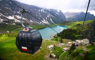 teleférico em estação de esqui em titlis