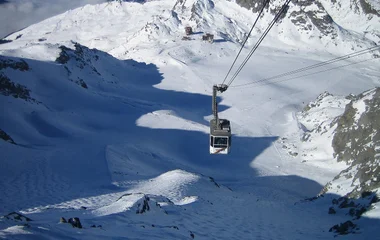 teleférico em região nevada em verbier