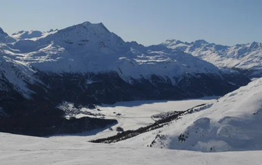Vista aérea em dia ensolarado das montanhas nevadas da Suíça.