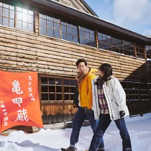 casal caminhando de mãos dadas no Japão