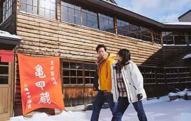 Casal andando de mãos dadas no Japão.