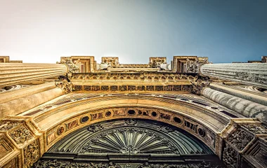 arco de com arquitetura clássica