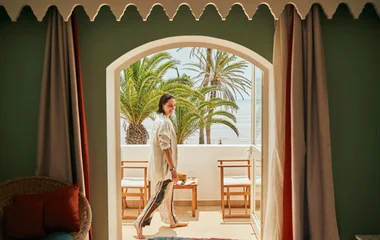 mulher em sacada de quarto