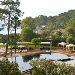 Visão aérea da piscina do Resort com a praia ao fundo