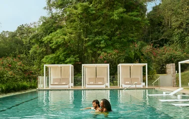 Pareja en la piscina.