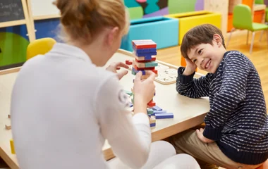 Crianças brincando felizes em área recreativa.
