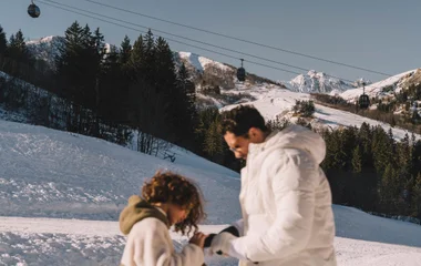 pai e filho em estação de esqui na neve