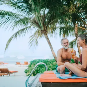 casal de frente um para o outro felizes