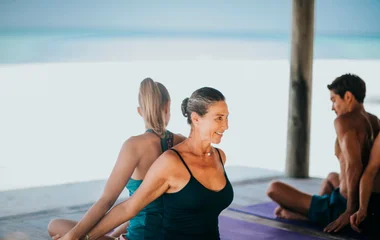 senhora de costas com menina em pratica de ioga